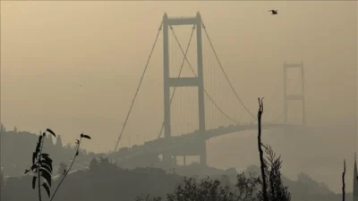 İstanbul Boğazı’nda sabah saatlerinde etkisini artıran yoğun sis, deniz ulaşımını