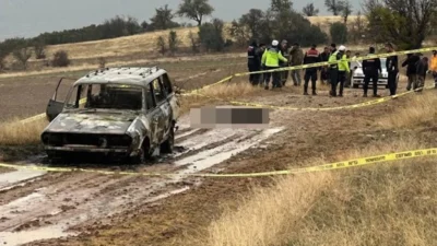 Isparta’ya bağlı Aydoğmuş köyünde, dağlık bir arazide yanmış bir aracın