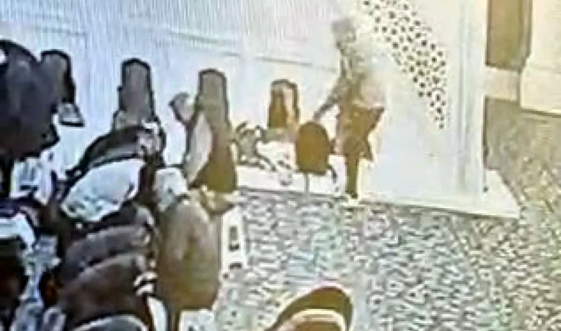 Olay, camiye gelen kapüşonlu bir şüphelinin, imamın namazı başlatmasını beklemesiyle