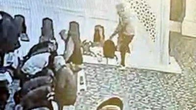 Olay, camiye gelen kapüşonlu bir şüphelinin, imamın namazı başlatmasını beklemesiyle