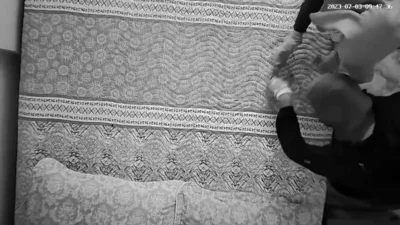 Hırsızlar, yatak odasındaki elbise dolabının içinde bulunan bir çantayı hedef