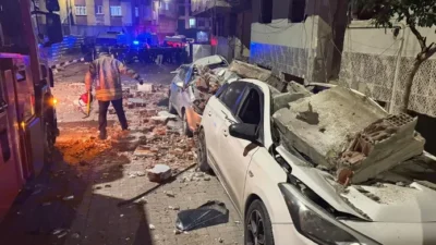 İstanbul’un Zeytinburnu ilçesinde gece saatlerinde meydana gelen olayda, 4 katlı