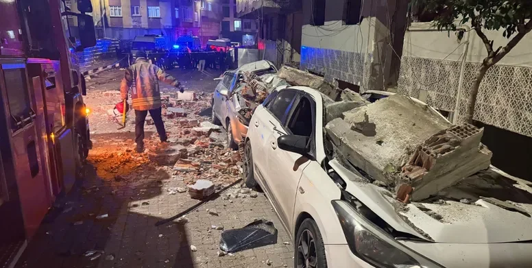 İstanbul’un Zeytinburnu ilçesinde gece saatlerinde meydana gelen olayda, 4 katlı