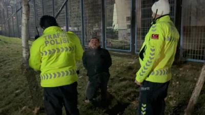 Kayseri’de polisten kaçarken trafik kurallarını altüst eden sürücü, yakalanıp alkolmetre