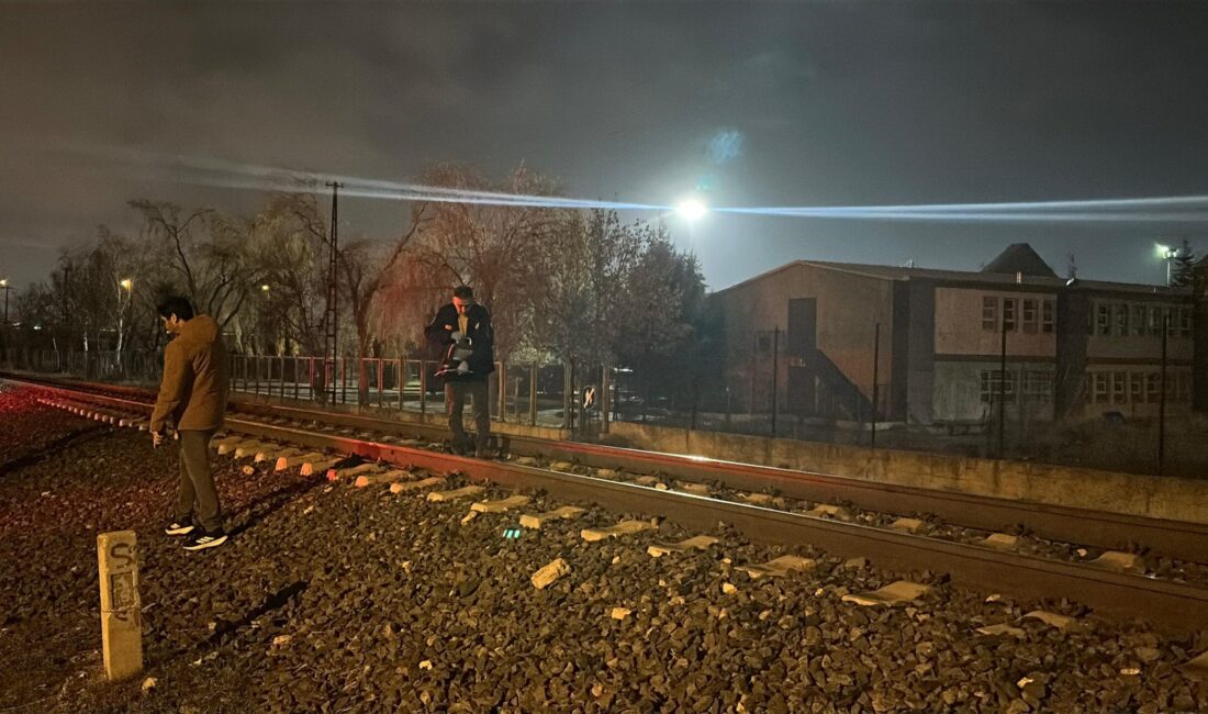 Askeriye önü mevkisindeki tren yolunda, iddiaya göre karşıya geçmeye çalışan