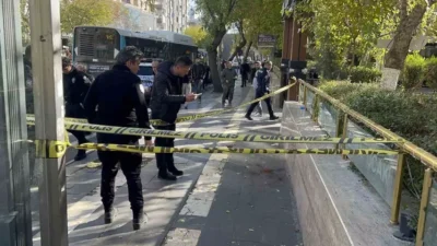 Olay, Yenişehir ilçesi Mahmut Azizoğlu Caddesi’ndeki bir kafede meydana geldi.