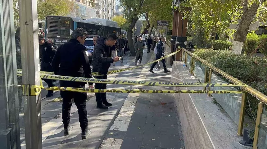 Olay, Yenişehir ilçesi Mahmut Azizoğlu Caddesi’ndeki bir kafede meydana geldi.