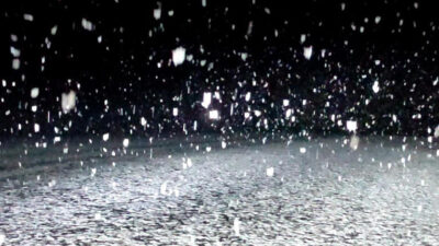 Bölgede sabah saatlerinden itibaren etkili olan kar yağışı, özellikle yüksek