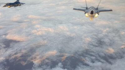 ABD Hava Kuvvetleri’nin ‘Thunderbirds’ akrobasi timinde görev yapan F-16C Fighting