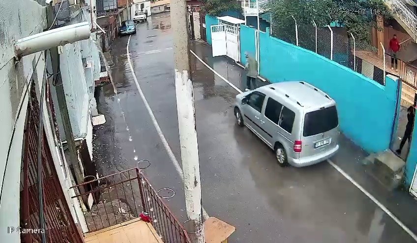 Olay anı, çevredeki güvenlik kameralarına yansıdı. Daha önceki olayda; C.Ç.,