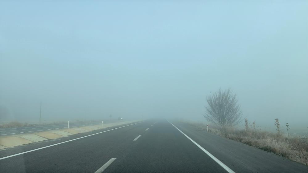 Afyonkarahisar’dan Antalya ve Denizli’ye giden karayolu, yoğun sis nedeniyle geçici