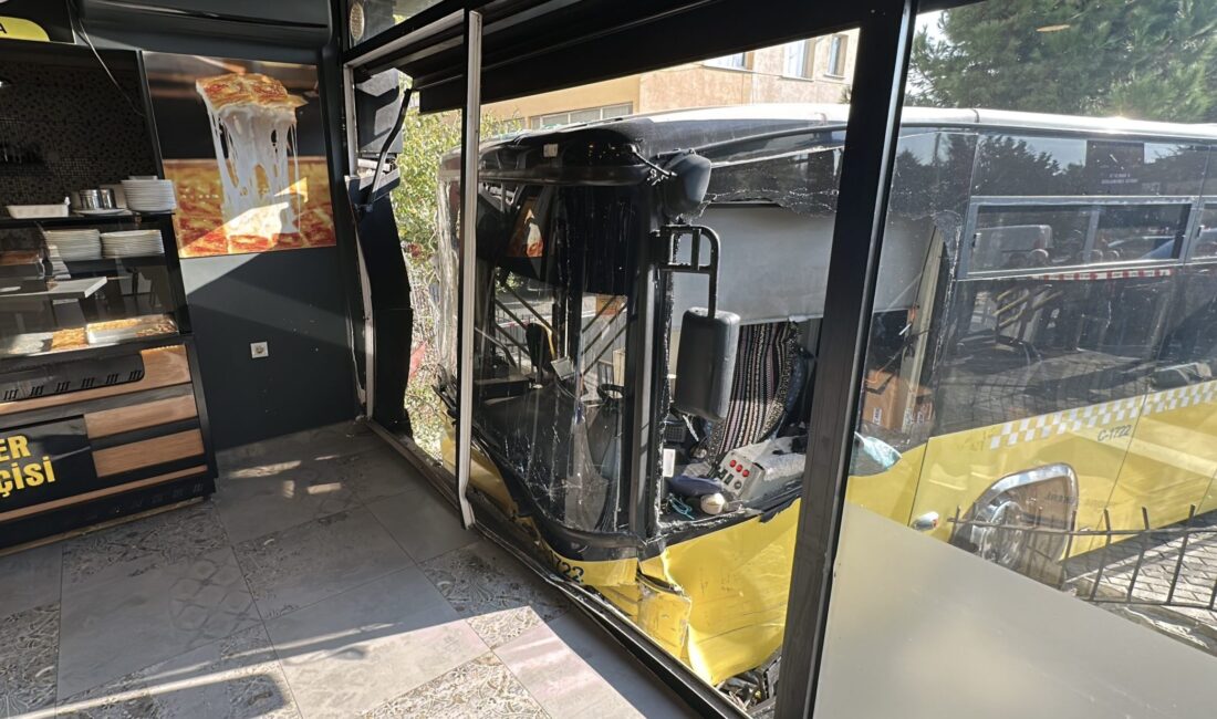 Üsküdar’da Karlıdere Caddesi üzerinde seyir halindeki bir İETT otobüsü, henüz