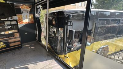 Üsküdar’da Karlıdere Caddesi üzerinde seyir halindeki bir İETT otobüsü, henüz