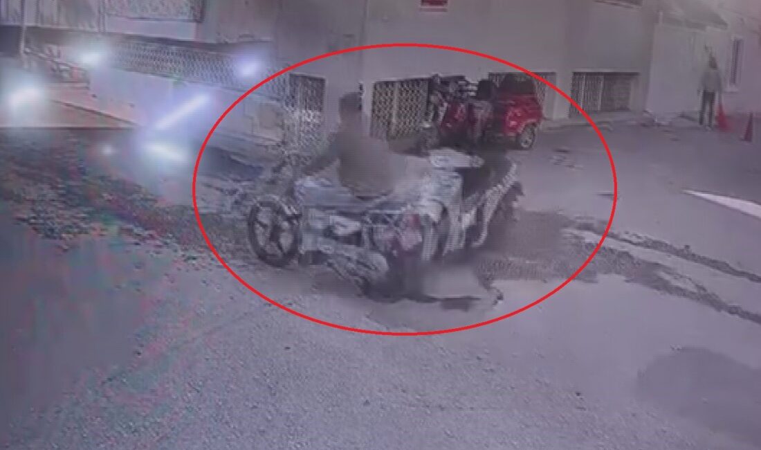 Hatay’ın Reyhanlı ilçesinde bir ara sokakta iki motosiklet kafa kafaya