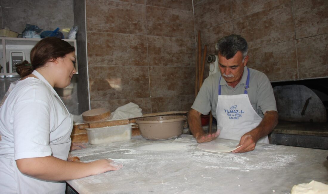 Aydın’ın Koçarlı ilçesinde 45 yıldır pidecilik yapan Hamit Tosun, iş