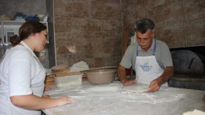 Aydın’ın Koçarlı ilçesinde 45 yıldır pidecilik yapan Hamit Tosun, iş