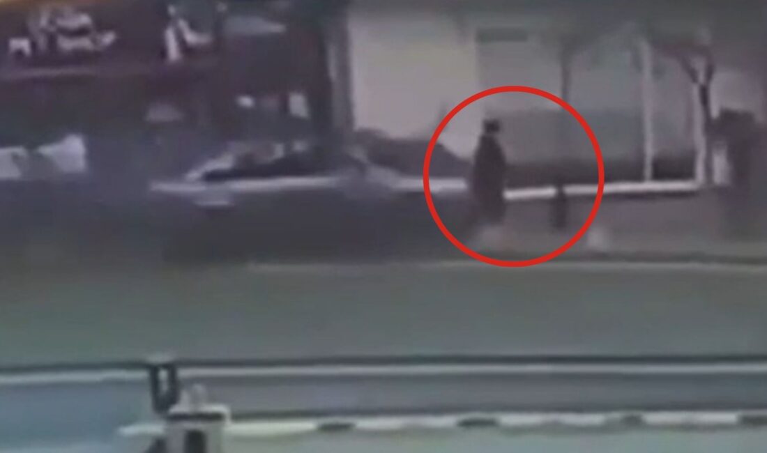 Motosiklet sürücüsüyle yaşadığı tartışmanın ardından öfkeyle gaza basan sürücü, önce