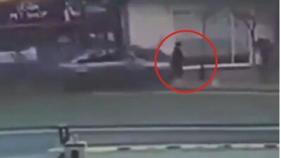 Motosiklet sürücüsüyle yaşadığı tartışmanın ardından öfkeyle gaza basan sürücü, önce