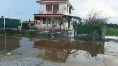 Edremit ve Burhaniye genelinde etkili olan yağış, yolları göle çevirerek