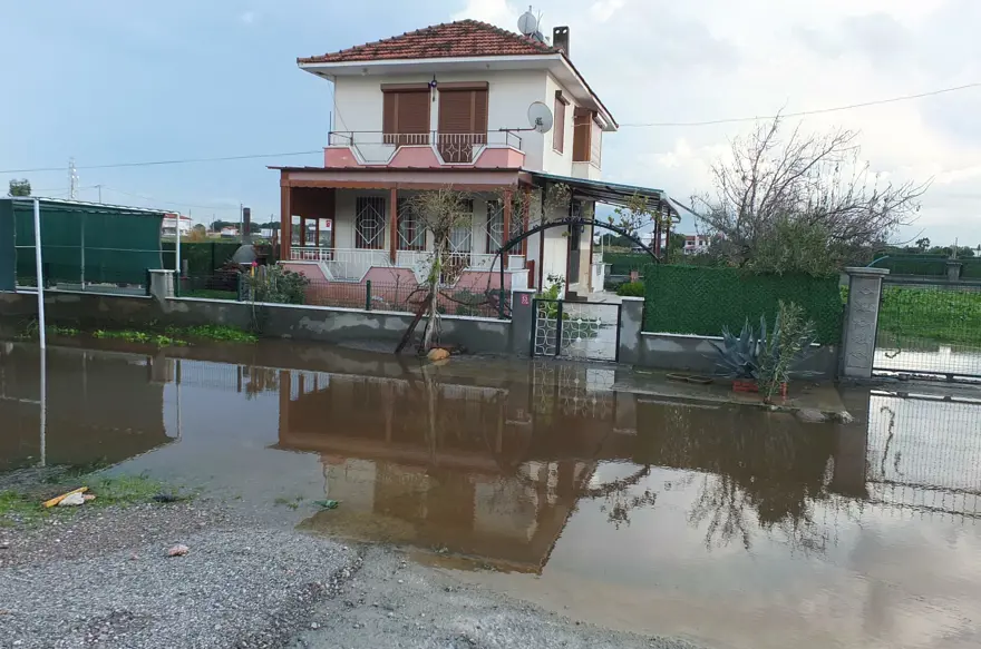Edremit ve Burhaniye genelinde etkili olan yağış, yolları göle çevirerek