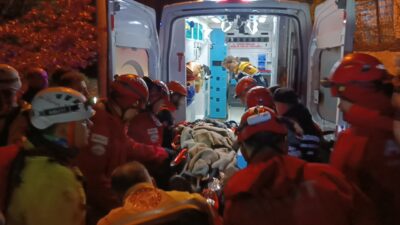 Bursa’da doğa yürüyüşüne çıkan iki arkadaş, yağış nedeniyle kayganlaşan zeminde