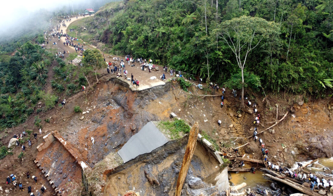 Endonezya’nın Sumatra Adası’nda etkili olan şiddetli yağışlar büyük kayıplara yol