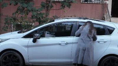 Çekmeköy Aydınlar Mahallesi’nde bir anne, bir buçuk yaşındaki çocuğunu otomobilde