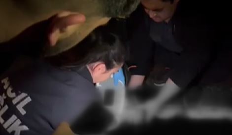 Bursa’nın Yıldırım ilçesi Yeşil Mahallesi’nde, yağışlı havanın etkisiyle kayganlaşan yolda