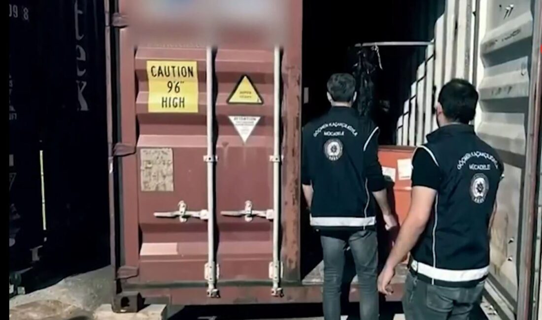 Mersin’de polis ekipleri, İtalya’ya gönderilmek üzere bir konteynere yerleştirilen 44