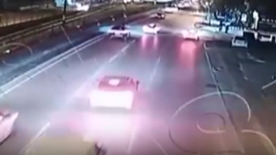 Çevredeki bir iş yerinin güvenlik kamerasına yansıyan görüntülerde, ehliyetsiz sürücünün