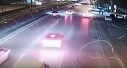 Çevredeki bir iş yerinin güvenlik kamerasına yansıyan görüntülerde, ehliyetsiz sürücünün