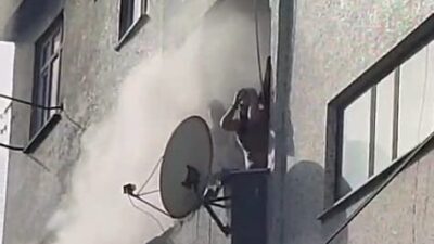 Yangın, saat 12.30 sıralarında Merkez Mahallesi Sefa Sokak’ta bulunan 4