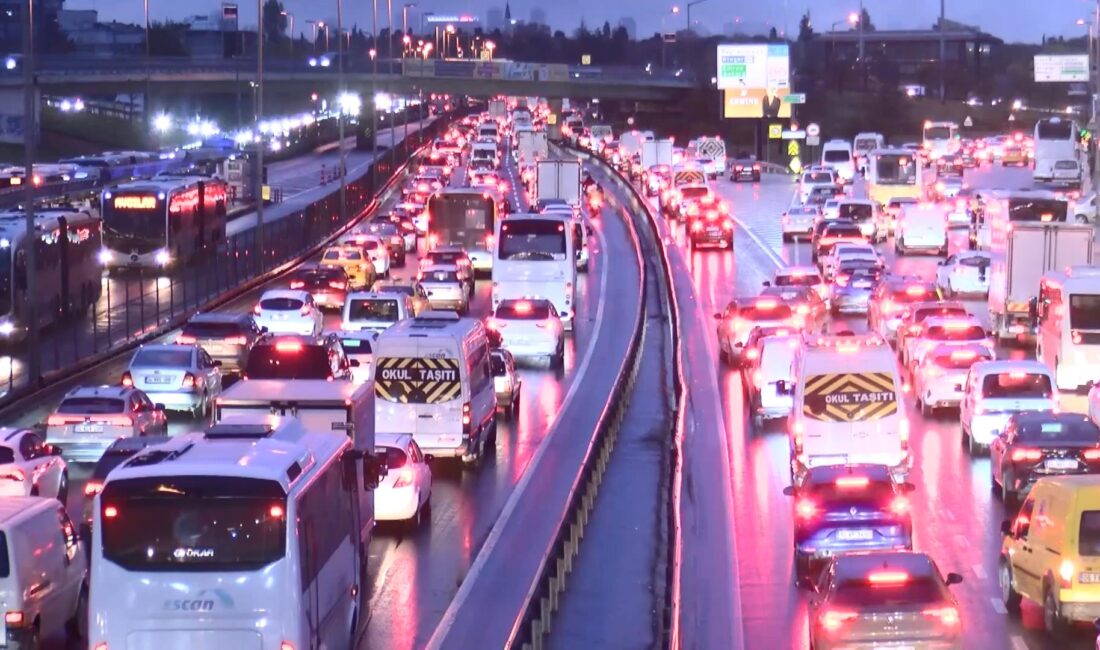 Kent genelinde trafik zaman zaman durma noktasına gelirken, saat 09.30