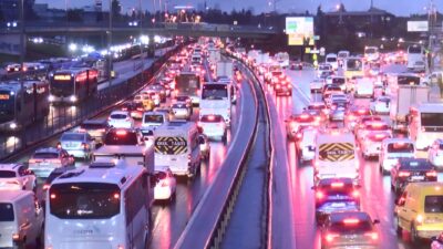 Kent genelinde trafik zaman zaman durma noktasına gelirken, saat 09.30