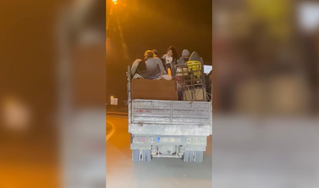 Üsküdar’da seyir halindeki bir kamyonette taşınan eşyaların üzerinde 5 kişi