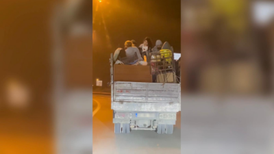 Üsküdar’da seyir halindeki bir kamyonette taşınan eşyaların üzerinde 5 kişi