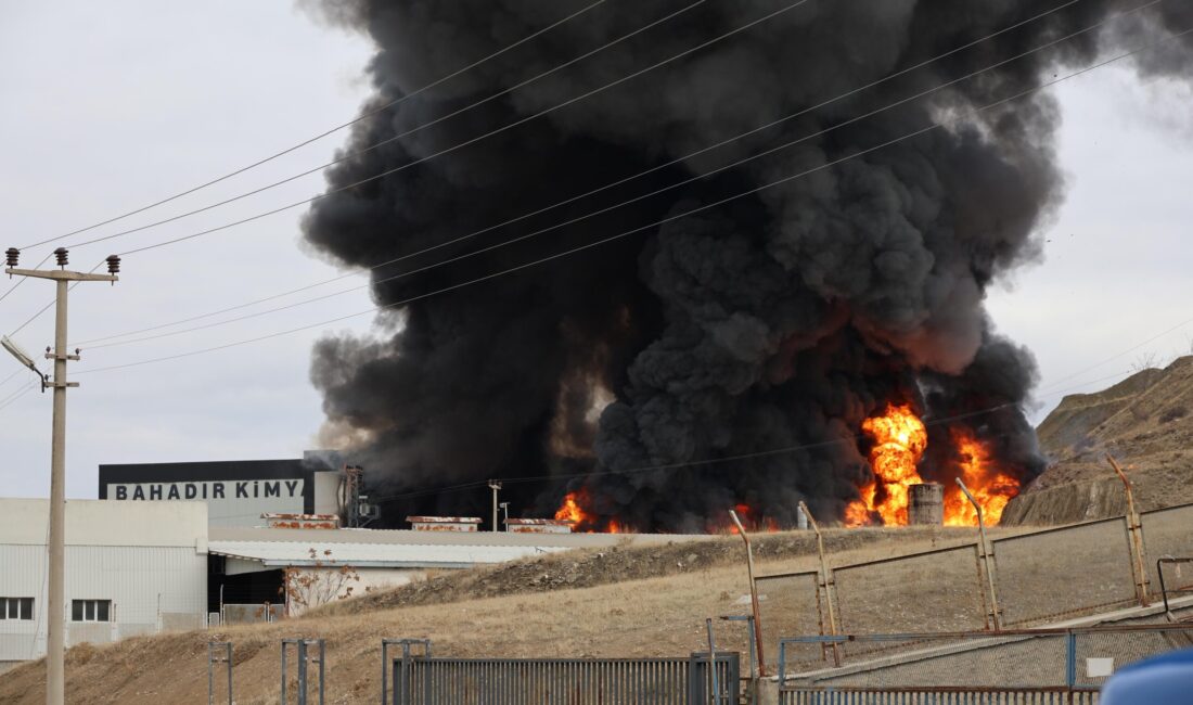 Yangın, Yahşihan OSB’de faaliyet gösteren Bahadır Kimya Fabrikası’nda meydana geldi.