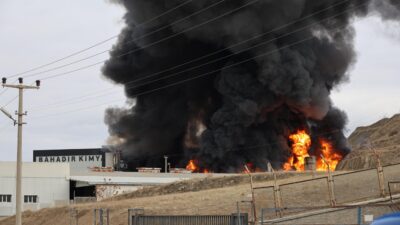 Yangın, Yahşihan OSB’de faaliyet gösteren Bahadır Kimya Fabrikası’nda meydana geldi.