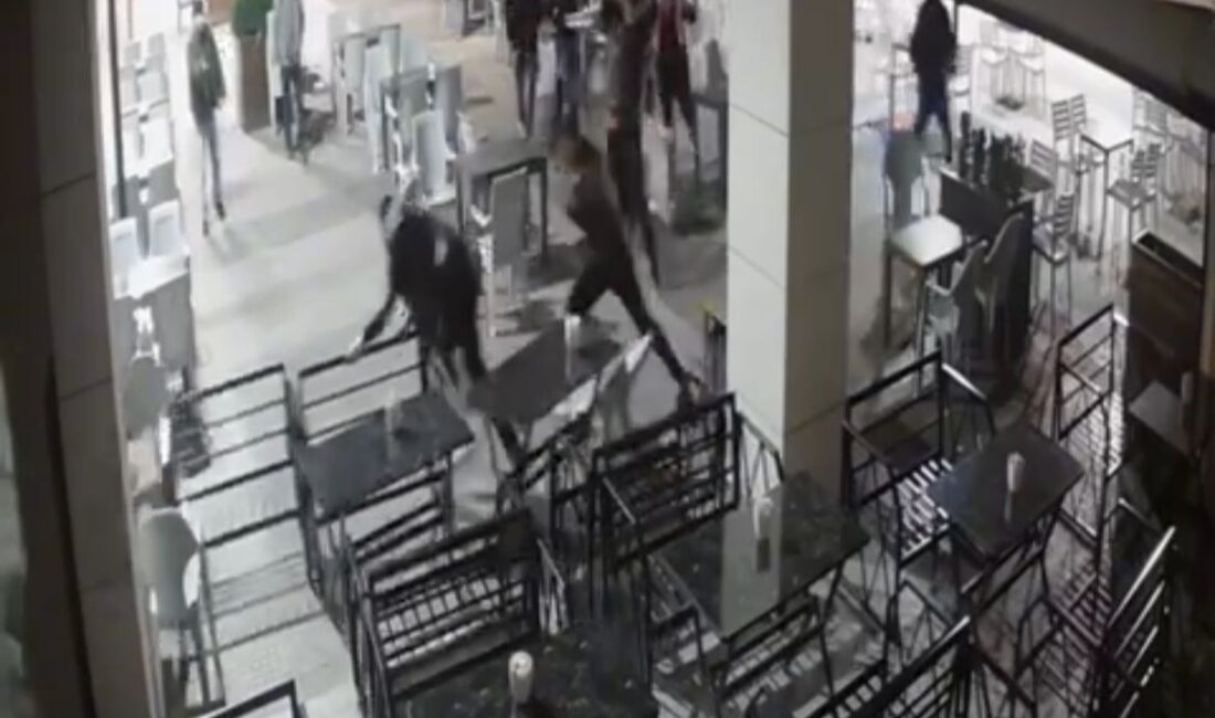 Bursa’nın Yıldırım ilçesindesokakta yürüyen bir baba ve oğlu, çevrede tanımadıkları