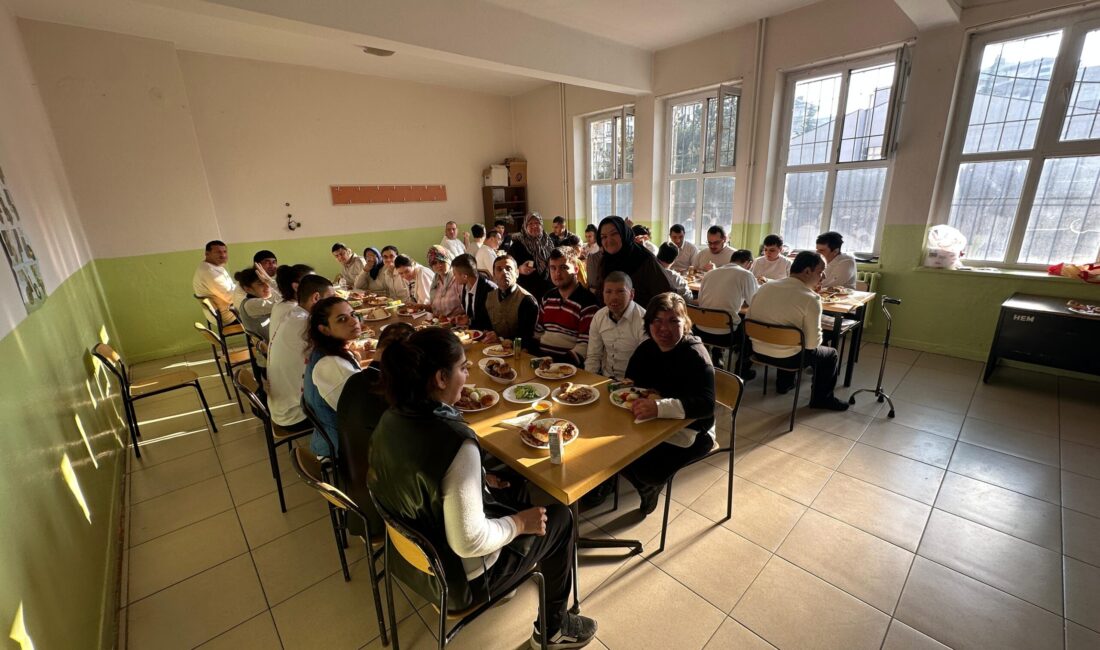 Programa il protokolü, ilgili kurum müdürleri, sivil toplum kuruluşlarının temsilcileri,