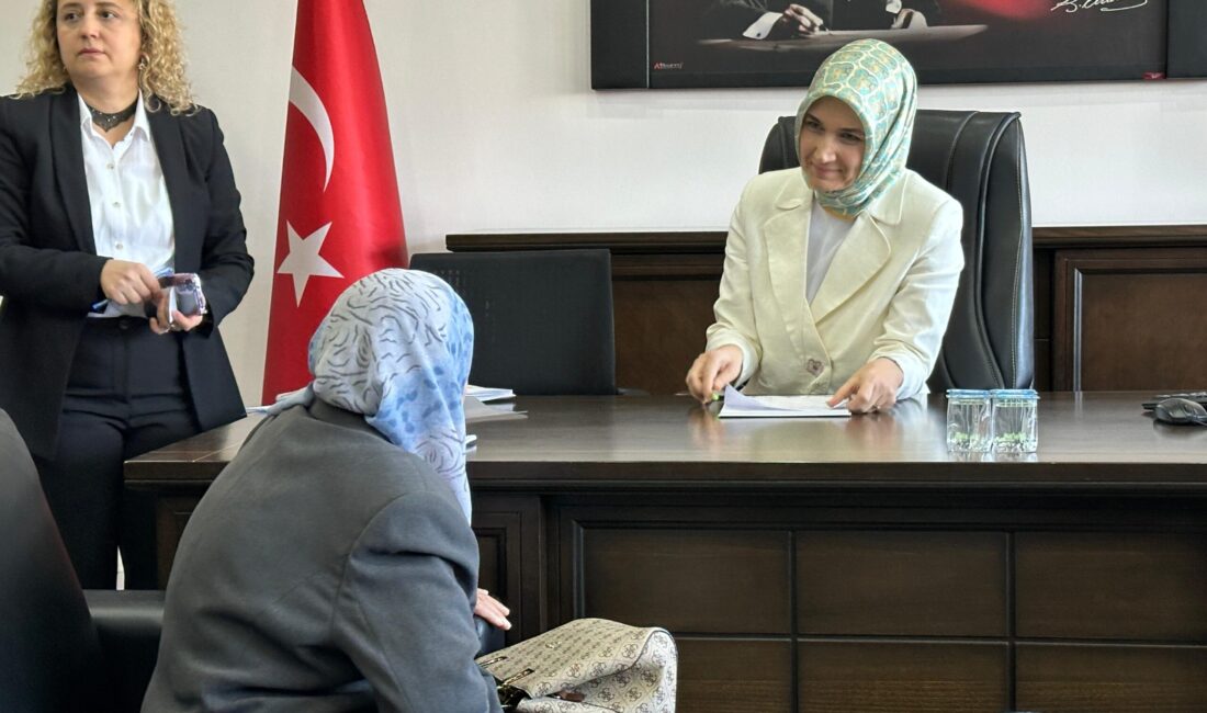 Toplantıya gelen vatandaşlar, farklı konulardaki ihtiyaçlarını ve yaşadıkları sorunları aktardı.