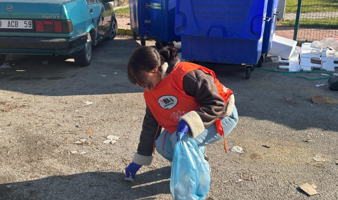AFSÜ Merkezi Kafeterya yanındaki alanda toplanan gönüllü öğrenciler, kampüs içerisinde