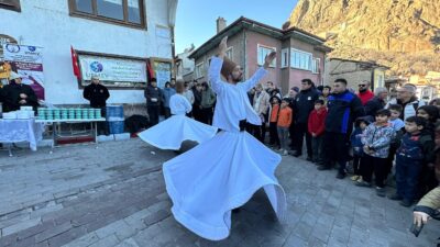 Programda, Mevlevî geleneğinin en önemli unsurlarından biri olan semazen gösterisi