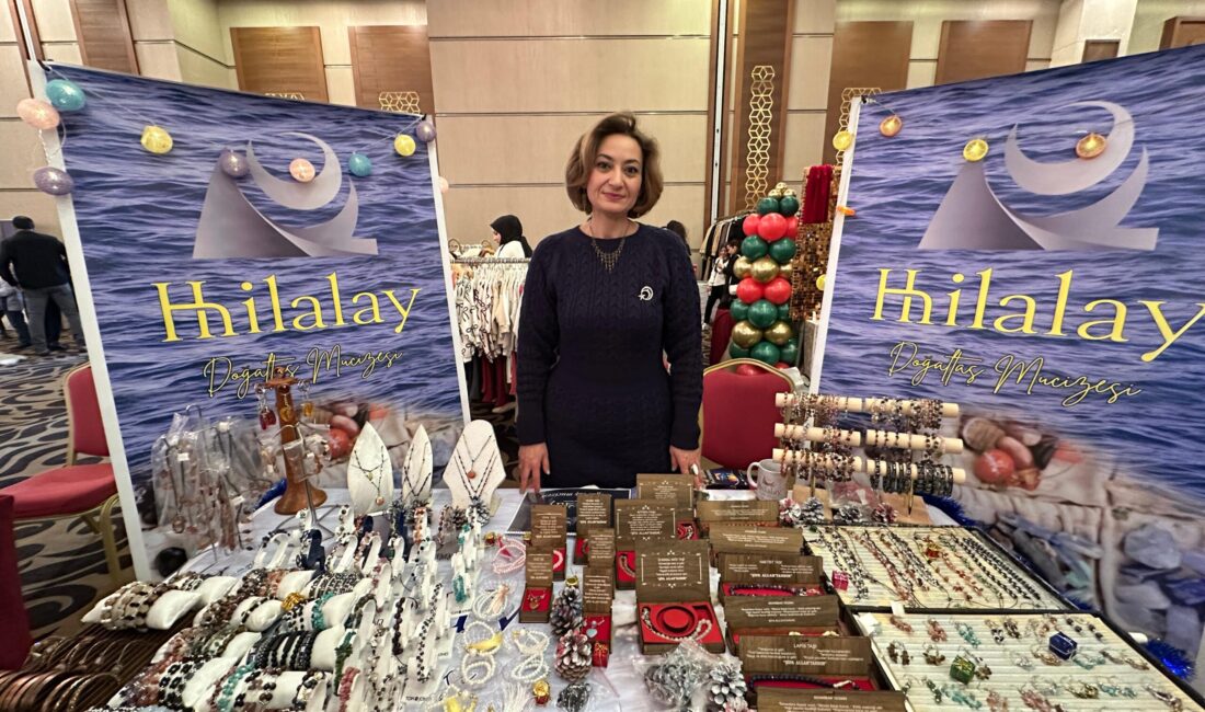 Festivalin açılışı; saygı duruşu ve İstiklal Marşı’nın okunmasıyla başladı. Ardından