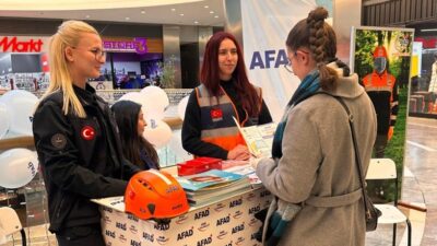 AFAD personelleri tarafından Park Afyon AVM’de açılan stant ile vatandaşlara