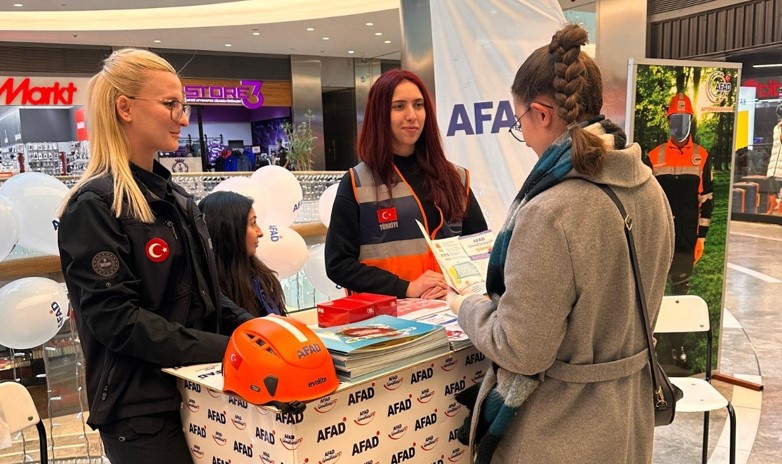AFAD personelleri tarafından Park Afyon AVM’de açılan stant ile vatandaşlara