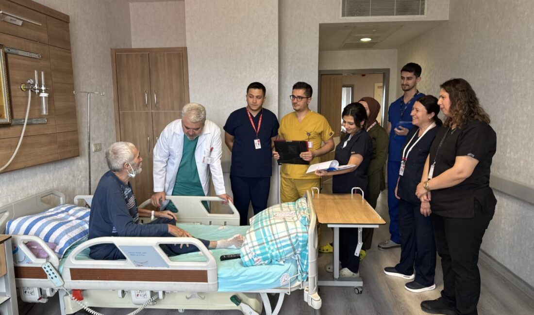 - Opr. Dr. Hilmi Uyar:
- "Tedavisine başladığımız hastamızın önce çürüyen