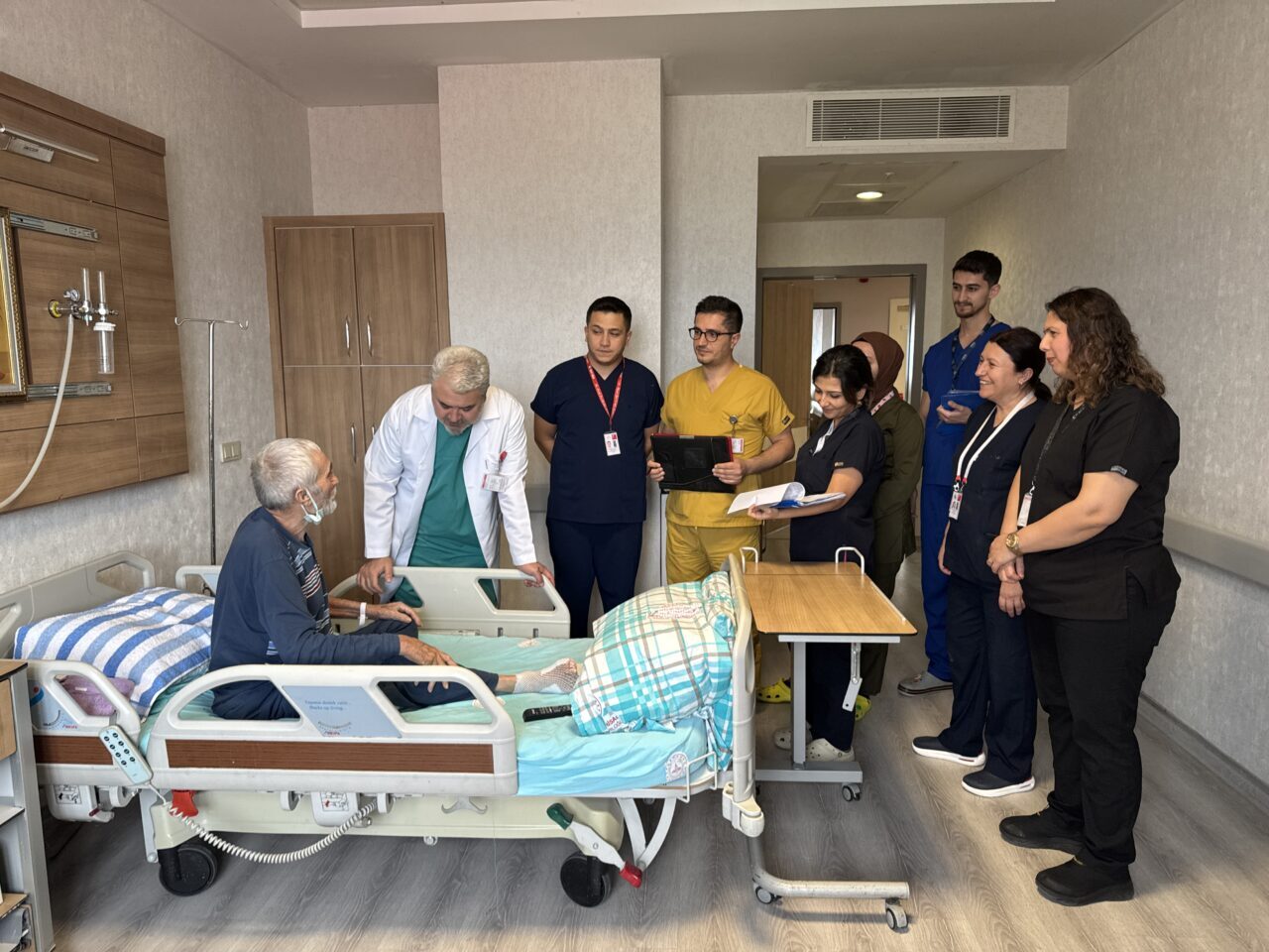 - Opr. Dr. Hilmi Uyar:
- "Tedavisine başladığımız hastamızın önce çürüyen