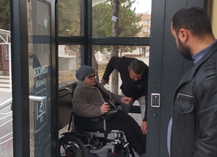 AFYONKARAHİSAR (AA) – Afyonkarahisar'da bedensel engelli lise öğrencisi Faruk Uğuz