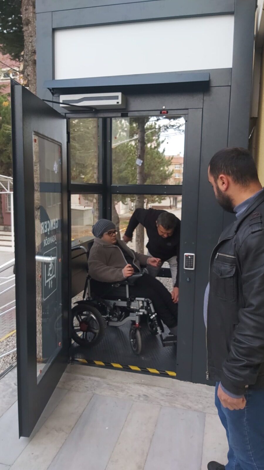 AFYONKARAHİSAR (AA) – Afyonkarahisar'da bedensel engelli lise öğrencisi Faruk Uğuz